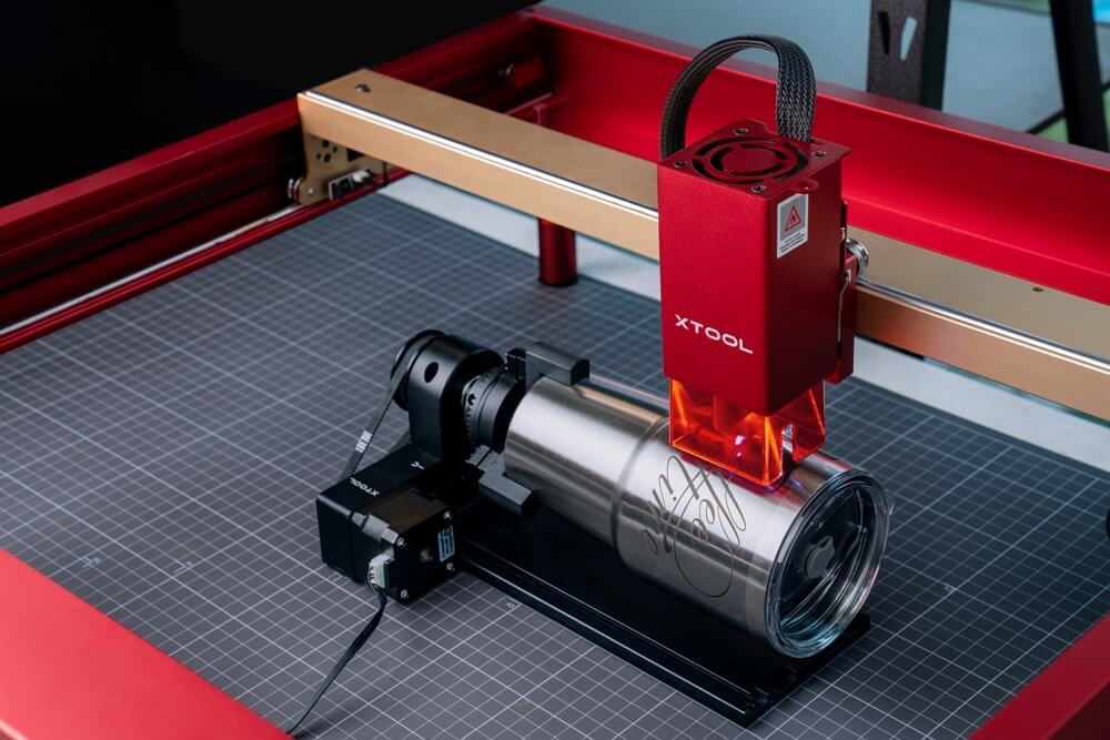 Gravação a laser feita com a xTool D1 Pro + acessório de gravação rotativa - Blog xTool Brasil